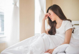 Tại sao nhiều người bị chóng mặt khi ngủ dậy?