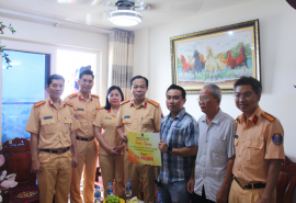 TP. HCM: Phòng Cảnh sát giao thông trao quà hỗ trợ cán bộ chiến sĩ mắc bệnh hiểm nghèo
