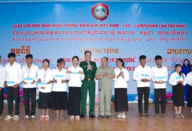 Gia Lai: Trao tặng học bổng và khám bệnh cho nhân dân 2 bên biên giới