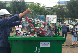 Bình Định: Doanh nghiệp hỗ trợ mô hình thu gom rác thải tàu cá