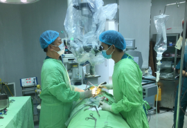 Đắk Lắk: Phẫu thuật cột sống cổ lối trước, thay đĩa đệm nhân tạo giúp bệnh nhân thoát khỏi nguy cơ liệt