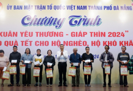 TP. Đà Nẵng trao tặng 18.417 suất quà Tết cho hộ nghèo, hộ có hoàn khó khăn