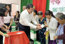 Trà Vinh: Trao tặng quà Tết cho hộ nghèo tại huyện Trà Cú