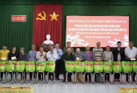 Long An: Trao quà tết cho gia đình chính sách khó khăn tại huyện Bến lức và Tân Trụ