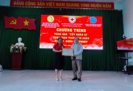 Văn phòng đại diện VACHE tại TP. HCM cùng Trung tâm UNESCO Văn hoá Thông tin truyền thông trao tặng quà Tết Giáp Thìn 2024