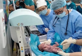 Em bé đầu tiên tại Việt Nam được thông van tim xuyên bào thai chào đời khỏe mạnh
