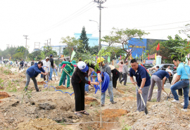 Liên đoàn Lao động TP. Đà Nẵng trồng 1.000 cây xanh tại khu công nghiệp Hòa Khánh
