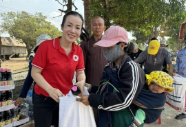 Gia Lai: Tặng 300 suất quà cho hộ nghèo ở huyện Kông Chro