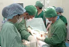 Cần Thơ: Phẫu thuật lấy song thai có khối thoát vị rốn lớn ở bụng