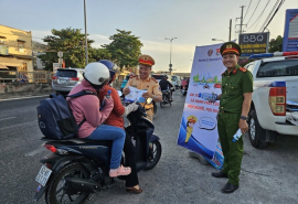 Lực lượng cảnh sát giao thông miệt mài đảm bảo trật tự an toàn giao thông dưới cái nắng gay gắt dịp lễ 30/4 - 1/5