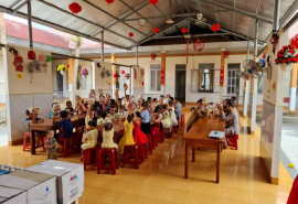 Tặng quà cho các cháu thiếu nhi có hoàn cảnh khó khăn trên địa bàn tỉnh Đắk Lắk