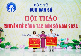 Chi cục Dân số tỉnh Tiền Giang nhận cờ thi đua của Bộ Y tế vì đã có thành tích xuất sắc trong phong trào thi đua năm 2023