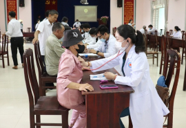 Tây Ninh: Khám bệnh, phát thuốc miễn phí và tặng quà cho gia đình chính sách, người dân có hoàn cảnh khó khăn tại huyện Châu Thành