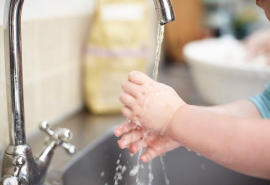 Thực hiện vệ sinh cá nhân, môi trường và sử dụng nước sạch để bảo vệ sức khỏe
