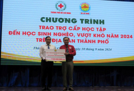 TP. HCM: Trao 500 sổ tiết kiệm trợ cấp học tập cho học sinh, sinh viên khó khăn