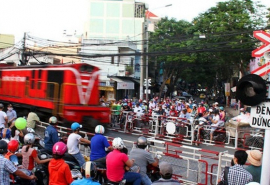 TP. HCM: Thực hiện các giải pháp để hạn chế ùn ứ giao thông qua các điểm giao cắt đường sắt với đường bộ