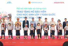 Trao tặng mũ bảo hiểm cho học sinh lớp 1 khu vực miền Trung năm học 2024 – 2025