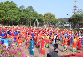 Đắk Lắk: 800 phụ nữ tham gia chương trình “Gặp gỡ tháng 3 – Đồng diễn áo dài”