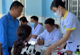 Gần 1.000 người dân khó khăn và đồng bào Khmer tại Cần Thơ được khám, chữa bệnh và tặng quà miễn phí