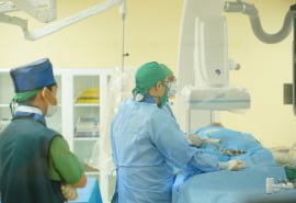 Cụ ông hôn mê trên đường chuyển viện, được cứu sống thần tốc nhờ can thiệp tim khẩn cấp