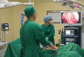 Nam bệnh nhân 58 tuổi táo bón kéo dài, đại tiện ra máu do ung thư đại tràng xâm lấn bàng quang
