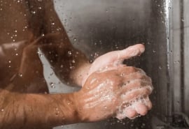 Vệ sinh 'cậu nhỏ' mỗi ngày: Biện pháp đơn giản phòng tránh bệnh lý nam khoa