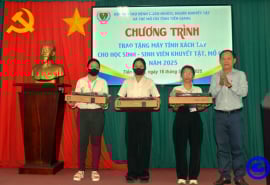 Tiền Giang: Trao tặng máy tính xách tay tiếp sức học sinh, sinh viên khuyết tật, mồ côi