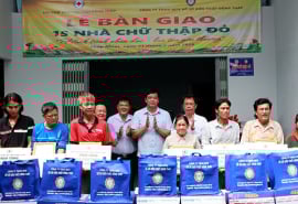 Đồng Tháp: Huyện Tháp Mười bàn giao 15 căn nhà chữ thập đỏ cho hộ nghèo, cận nghèo