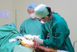Tin lời 'thần y', người đàn ông 61 tuổi suýt mất mạng vì tiêm thuốc trị đau lưng