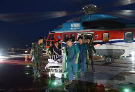 Ngư dân nguy kịch được vận chuyển đường không về đất liền phẫu thuật kịp thời