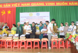Trao tặng 100 phần quà cho người dân có hoàn cảnh khó khăn tại Bình Phước