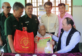 Văn Phòng Đại diện VACHE tại TP. HCM tặng quà cho Bà mẹ Việt Nam anh hùng và Cựu chiến binh khó khăn dịp Tết Giáp Thìn 2024