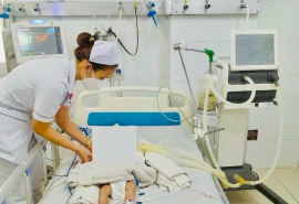 Bình Dương: Bé gái 2 tháng tuổi bị sốc phản vệ sau tiêm vắc xin 6 trong 1 được chuyển lên Bệnh viện Nhi Đồng 2
