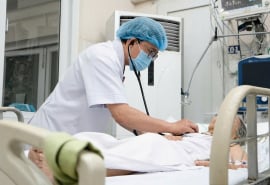 Cứu sống cụ bà 85 tuổi bị hóc xoài nguy kịch