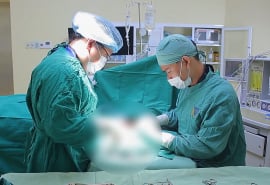 Bé trai 13 tuổi đập tay vào cửa kính, đứt hàng loạt mạch máu và dây thần kinh cổ tay