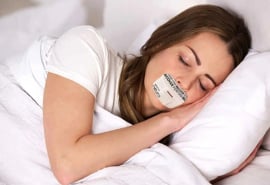 Trào lưu “dán miệng khi ngủ” và những rủi ro có thể xảy ra