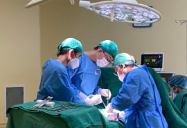 Lấy viên sỏi to như quả trứng gà trong bàng quang cụ ông 98 tuổi