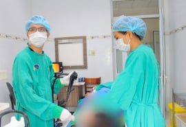 Bé trai 2 tuổi nuốt trọn ốc vít sắc nhọn, phải nội soi cấp cứu trong đêm