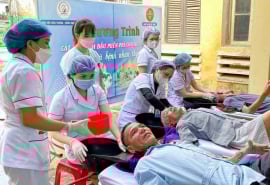 Cắt tóc miễn phí nơi giường bệnh: Nơi lòng người ấm lại