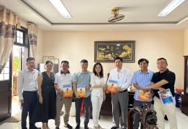 Tạp chí Sức Khỏe Cộng Đồng thăm và tặng quà tại phường Quảng Trị nhân dịp hướng tới Ngày Thương binh - Liệt sĩ 27/7