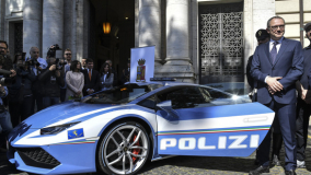 Cảnh sát Ý dùng siêu xe Lamborghini chở 2 quả thận cho bệnh nhân ghép tạng như món quà Giáng sinh