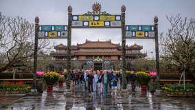 Du khách chọn Hoàng cung Huế du xuân ngày đầu năm mới