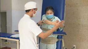 Người phụ nữ liệt hai chân do u tủy ngực hồi phục ngoạn mục sau hơn 2 tháng tập phục hồi chức năng