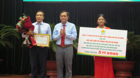 TP. HCM trao học bổng cho học sinh và hỗ trợ kinh phí bệnh nhân mắc bệnh hiểm nghèo