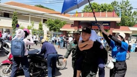Gặp nạn trước ngày thi, thí sinh Bình Định được cảnh sát cơ động cõng đi thi