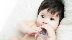 Vì sao không nên cho trẻ dưới 6 tháng uống nước ?