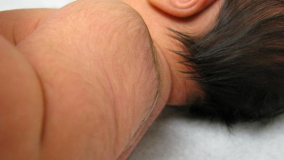 Những loại lá tắm an toàn giúp rụng lông măng ở trẻ sơ sinh