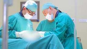 Vô tình làm vỡ kính bể cá, thanh niên bị đứt động mạch cổ tay