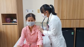 Phát hiện dị vật phế quản sau hơn một năm ho và đau ngực kéo dài