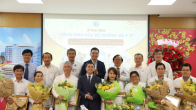 Bộ Y tế khen thưởng ê-kíp thực hiện ca thông tim xuyên bào thai cho sản phụ Singapore